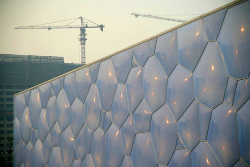 外层膜结构安装完成 水立方“外衣”汽车压不坏