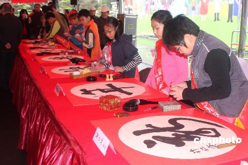 ̨�� һ��һ�ȵ����꿪�ʴ�ᣬ2��3����̨���쵼�˰칫��ǰ�㳡���С������μ��鷨�Ӻ��ߴ���ǧ���ˡ�ͼΪ���һ������̨���鷨�����л񽱵�ʮλ��Сѧ��Ӧ���ڿ��ʴ���ϻӺ���