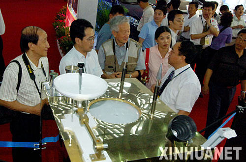 10��13�գ�����ǰ���ι۵�רҵ��Ա�ڡ��϶�һ�š�������������ģ��ǰ��̸��