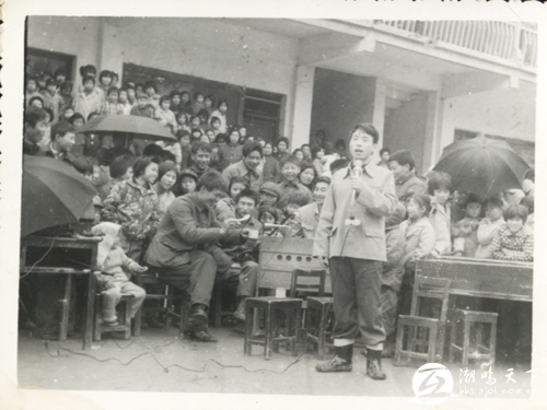 约1985年联欢 朗颂.jpg
