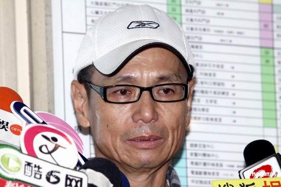 图文:任爸谈Selina病情-任爸神色凝重