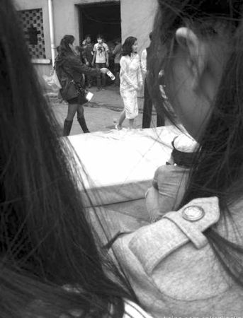 网友拍摄的事发现场 保安粉丝目回忆事发:俞灏明与Selina全身着火