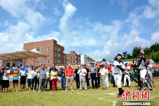 图为棒球比赛现场。 张金川 摄