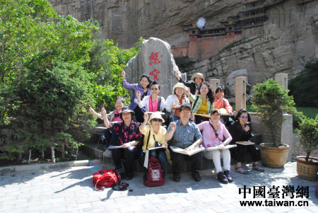 台湾画家在悬空寺集体采风 台湾画家在悬空寺集体采风