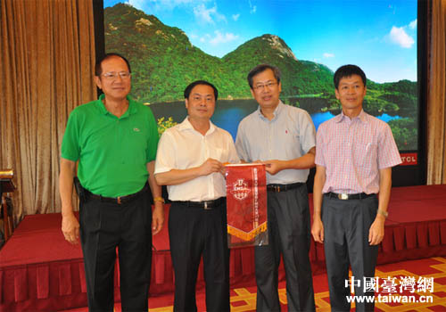 惠州市领导与台湾新竹交通大学EMBA参访团一行部分成员合影留念 惠州市领导与台湾新竹交通大学EMBA参访团一行部分成员合影留念