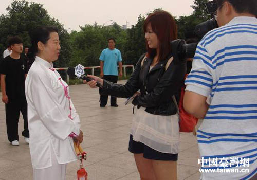 台湾TVBS电视台记者采访太极双剑女皇陈桂珍 台湾TVBS电视台记者采访太极双剑女皇陈桂珍
