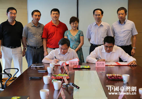 刘玉海副市长(左)与天福集团副总裁李胜治签署备忘录 刘玉海副市长(左)与天福集团副总裁李胜治签署备忘录