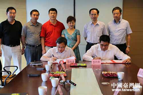 刘玉海副市长(左)与天福集团(开曼)控股董事长李世伟签署备忘录 刘玉海副市长(左)与天福集团(开曼)控股董事长李世伟签署备忘录