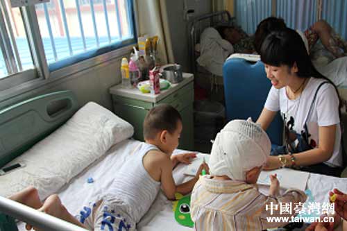 台湾关怀烫伤儿童志工队走进病房与孩子们互动 台湾关怀烫伤儿童志工队走进病房与孩子们互动