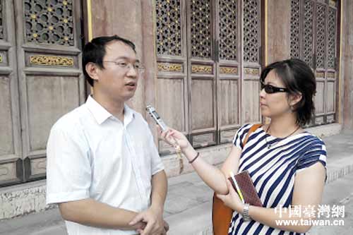 吕智勇接受台中广播电台台长助理何梅菁女士的采访