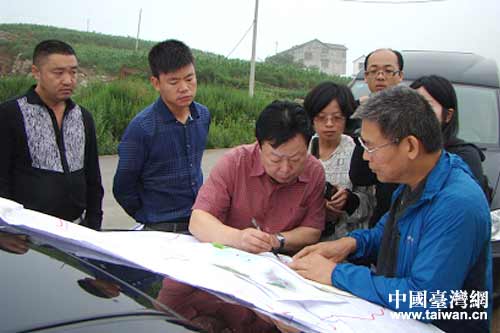 六盘水市钟山副区长王厚源同专家黄英峰探讨园区规划 六盘水市钟山副区长王厚源同专家黄英峰探讨园区规划