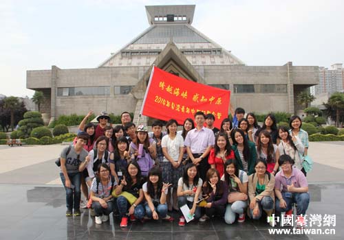 夏令营营员在河南博物院前合影 夏令营营员在河南博物院前合影