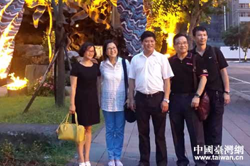 县委书记徐德祥(右起3)与贵州柏龄教育有限公司董事长陈豫立先生(右起2)在台北合影 县委书记徐德祥(右起3)与贵州柏龄教育有限公司董事长陈豫立先生(右起2)在台北合影
