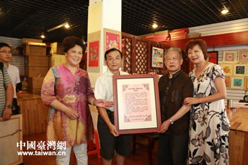 苗栗县青莲寺主委余文秀（左二）向汉绣传承人任本荣（右二）赠送感谢函