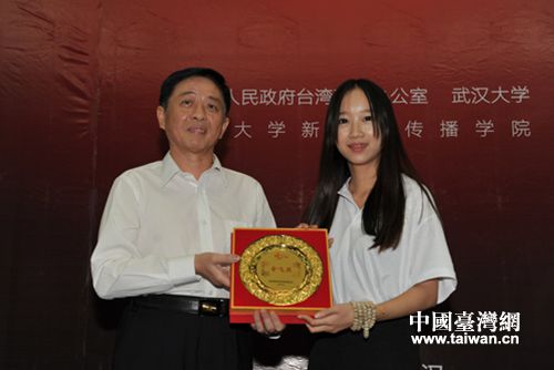 湖北省委副秘书长、省台办主任刘凯春为“金飞燕”获得者颁奖 湖北省委副秘书长、省台办主任刘凯春为“金飞燕”获得者颁奖