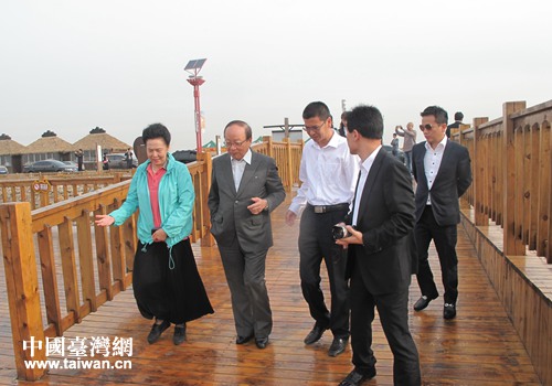 中国国民党荣誉副主席蒋孝严参观辽宁盘锦红海滩 中国国民党荣誉副主席蒋孝严参观辽宁盘锦红海滩