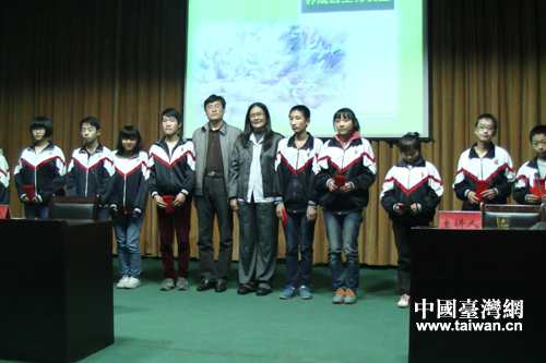 台湾家庭教育理事长刘琴满捐助湖北郧县弱势学生 台湾家庭教育理事长刘琴满捐助湖北郧县弱势学生