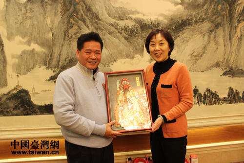 天津市台办主任周克丽向台湾妈祖联谊会会长郑铭坤赠送纪念品 天津市台办主任周克丽向台湾妈祖联谊会会长郑铭坤赠送纪念品