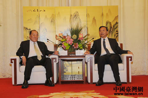 海南省委副书记李军（右）会见台湾农业专家孙明贤