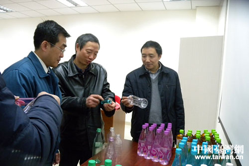 四川省台办主任周敏谦(右二)调研走访台资企业统实企业公司,参观企业生产的PET瓶。 四川省台办主任周敏谦(右二)调研走访台资企业统实企业公司,参观企业生产的PET瓶。