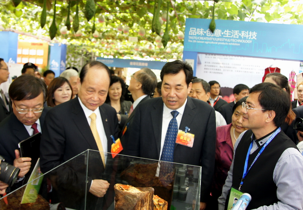 4月20日,台湾海基会董事长林中森在寿光参观第三届台湾农产品精品展示展销会 4月20日,台湾海基会董事长林中森在寿光参观第三届台湾农产品精品展示展销会