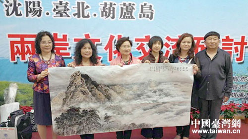 两岸6名画家合影展示联手绘成的一副山水画“云海连两岸,书画结同心” 两岸6名画家合影展示联手绘成的一副山水画“云海连两岸,书画结同心”