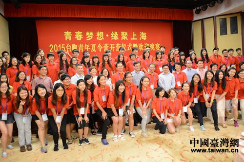 营员们与领导嘉宾合影 营员们与领导嘉宾合影
