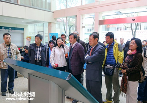 参访团参观医院大厅 参访团参观医院大厅
