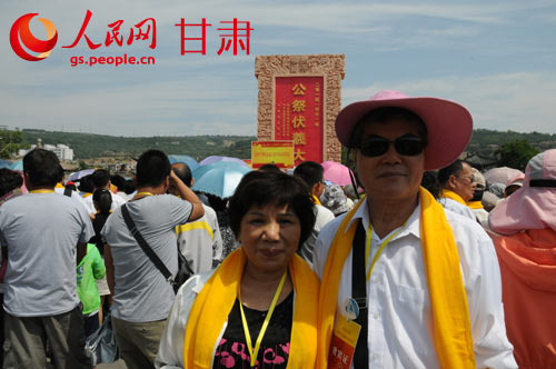 虽然有些不适,来自台湾的张东明夫妇还是坚持要参加伏羲大典 虽然有些不适,来自台湾的张东明夫妇还是坚持要参加伏羲大典