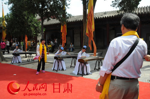 一进入伏羲庙,张东明就开始用DV记录这次值得回忆的经历 一进入伏羲庙,张东明就开始用DV记录这次值得回忆的经历