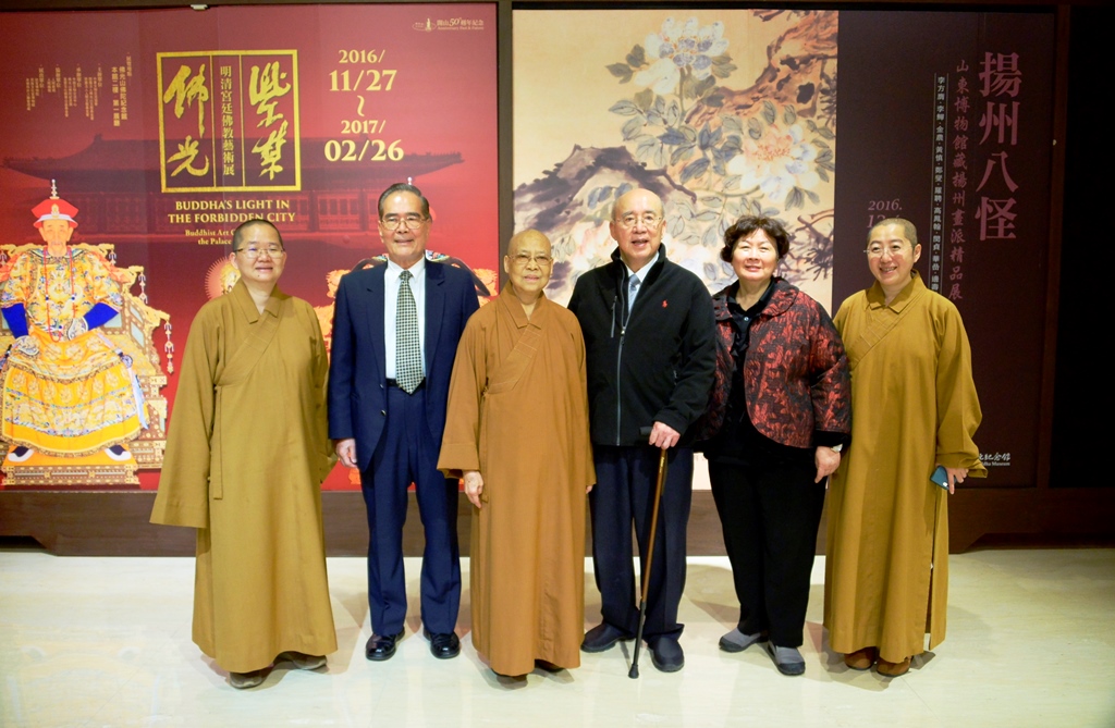 吴伯雄伉俪与慈容法师(中)、觉培法师(右)、如常法师(左)及黄麟翔先生(左二)等于合影
