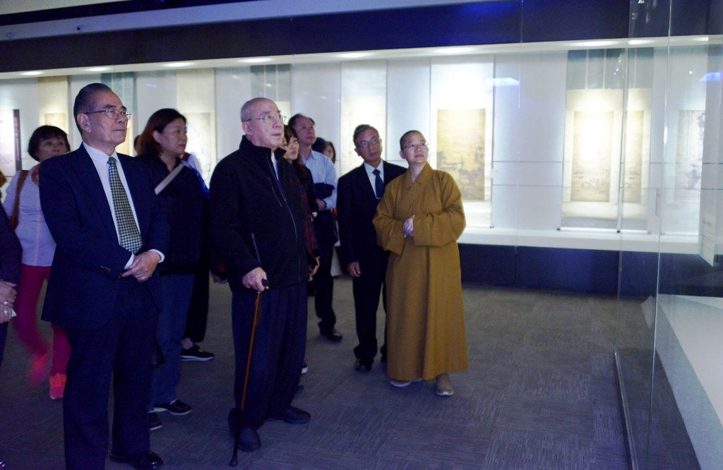 吴伯雄先生等参观“山东博物馆藏扬州画派精品展”