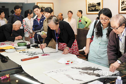 2013海峡两岸汉字节画家现场泼墨秀绝活（图）