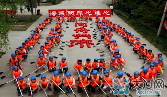 双胞胎们组成的“漂流船”图案