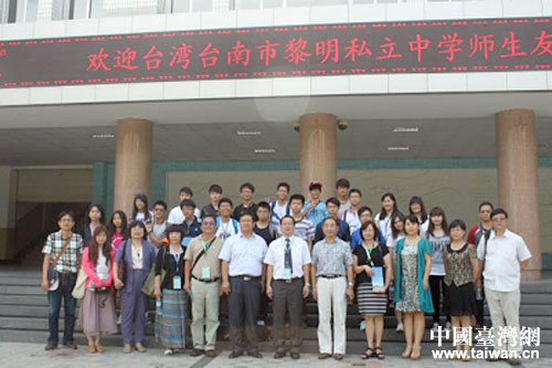 参访团一行来到济南第三中学参观