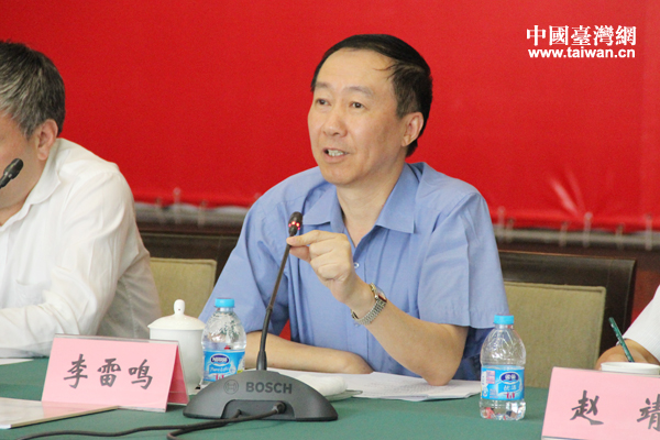 上海市台办巡视员、《台海研究》编委会主任李雷鸣出席座谈会并讲话。