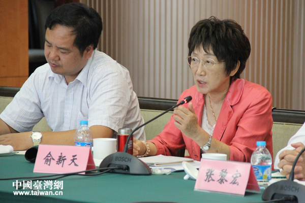 上海台研所所长、《台海研究》编委会副主任俞新天参加座谈会。