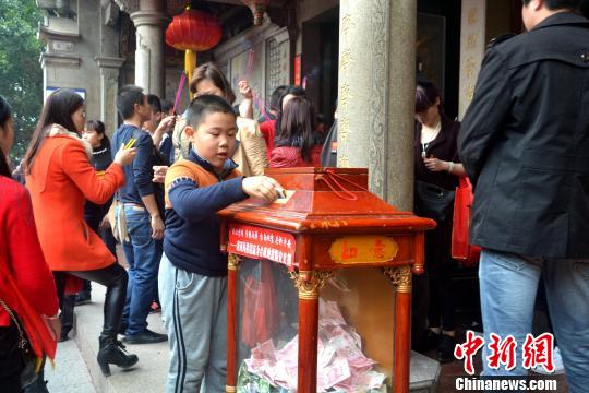图为一位小朋友现场为台湾地震灾区捐款。　林群华 摄