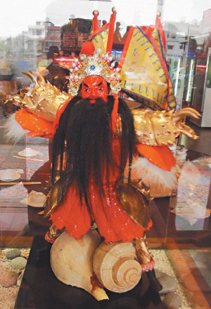 台湾一厨师用虾蟹贝壳做人偶（图）