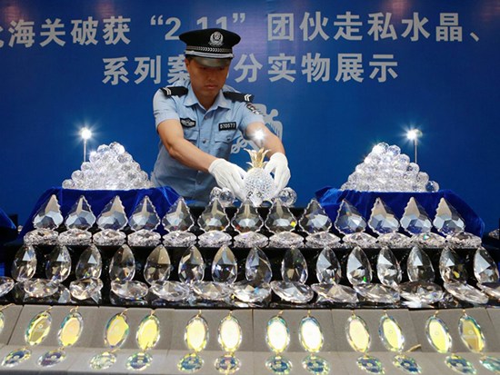 拱北海关侦破近年全国最大走私水晶案检1.78亿颗水晶