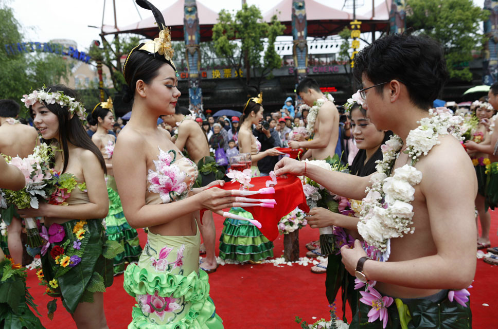 90后情侣雨中集体“裸婚” 鲜花做婚服（组图）