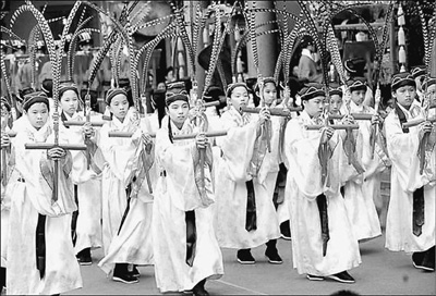 台北祭孔典礼上的台湾小学生。