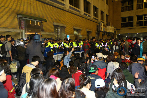 江宜桦:对失控抗议群众感到痛心 将加派警力强制驱离