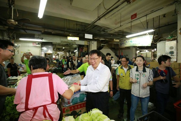 柯文哲称可将菜场迁至河滩地遭“打脸”：罔顾摊商的生命