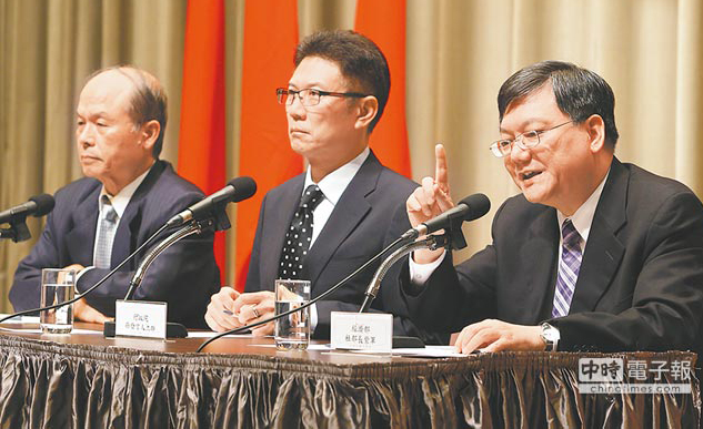 台当局“经济部长”杜紫军（右）及“财政部长”张盛和（左）就中韩FTA议题进行说明