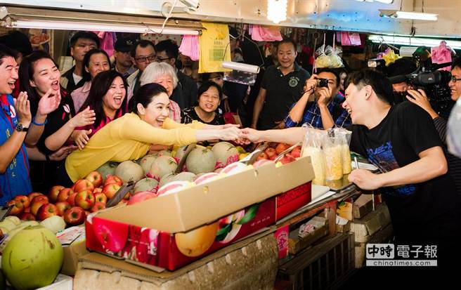 蔡依珊不畏流言热情拜票 大受民众欢迎