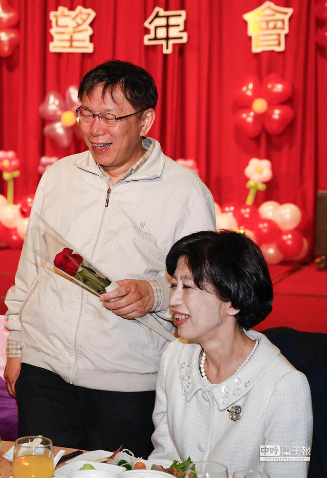 柯文哲接受献花随后入座