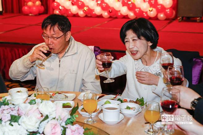 柯文哲（左）与妻子陈佩琪（右）向与会贵宾敬酒致意