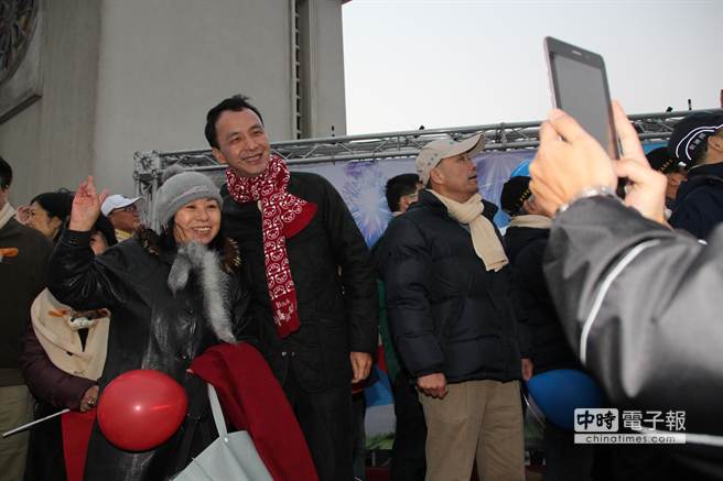 新北市长朱立伦与民众合照。