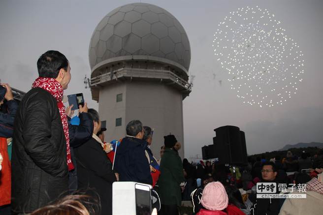 新北市长朱立伦与民众一起看烟火